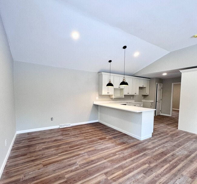 Building Photo - 521 Middleline Rd