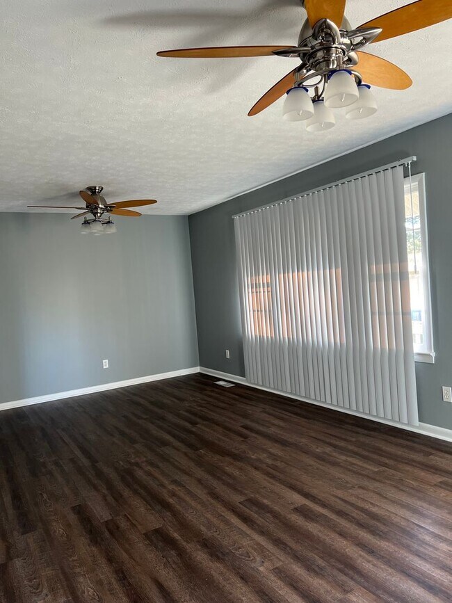Foto del edificio - Available NOW - 300 Deerfield