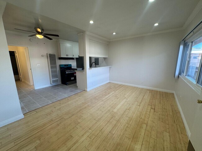 Building Photo - 1334 N Las Palmas Ave Apartments
