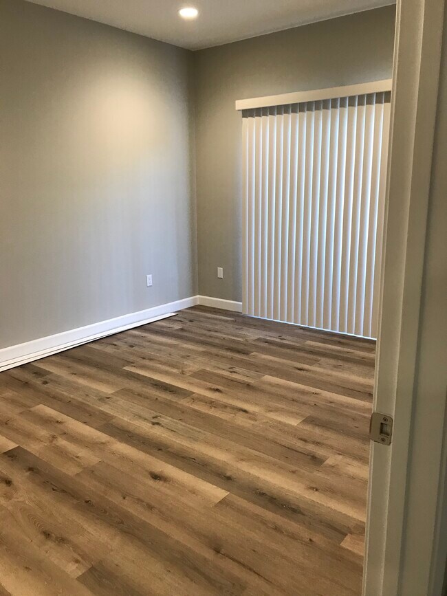 Guest Bedroom - 166 S Hayworth Ave