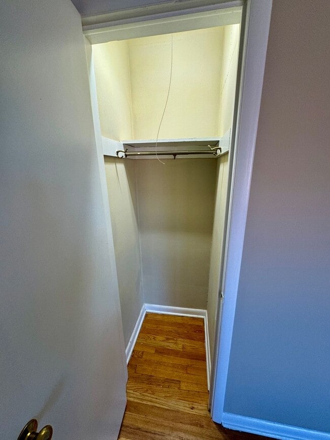 Building Photo - 1 Bedroom - Grandview Area