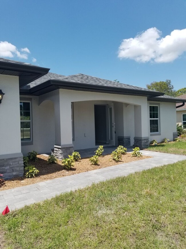 Foto del edificio - 4 Bedrooms 2 Baths Single-Family Home in C...