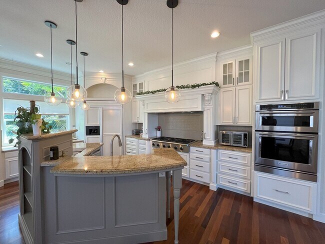 Foto del edificio - Elegant 4-Bedroom Luxury Home with Panoram...