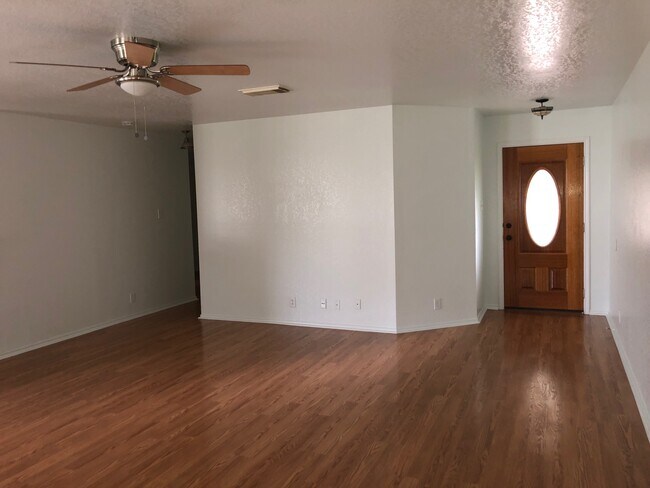 Sala de estar/Puerta principal - 867 Spyglass Dr