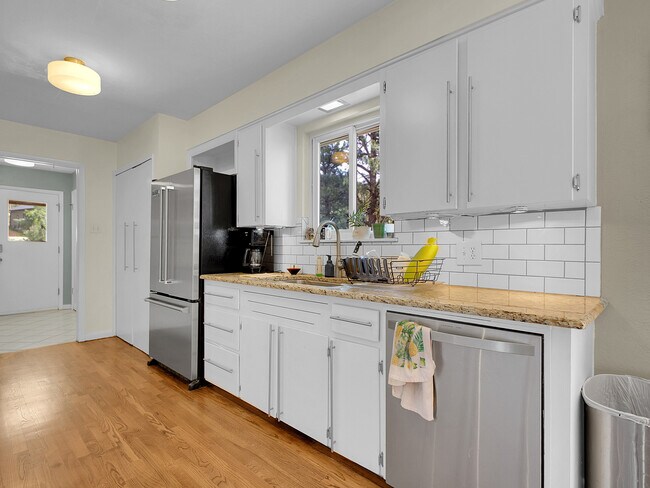 Building Photo - 34586 Circle Dr