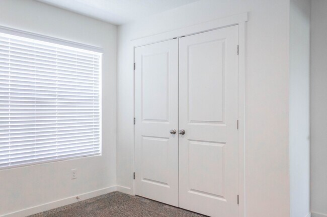 Building Photo - Beautiful 3-Bed, 2-Bath Apartment in The B...