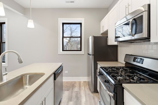 Photo - Top Floor, Gorgeous, Renovated 2bd/2bth, West Town Available 4/20 Apartment