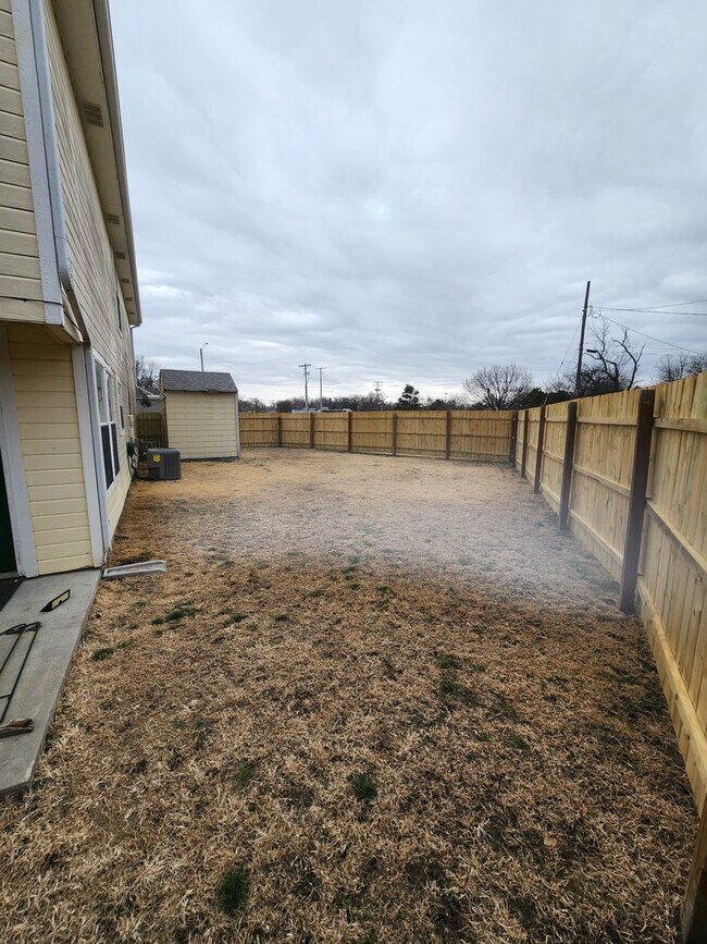 Foto del edificio - Large 3 Bedroom Duplex with Big Fenced in ...