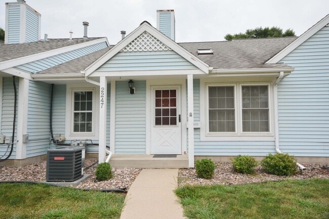 Building Photo - One Level Living in this 2br Townhome!