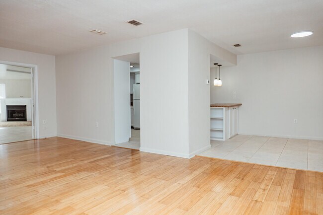 Building Photo - 410 Tanglewood Dr