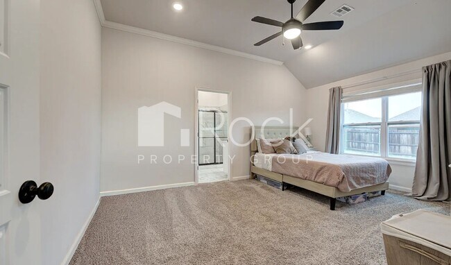 Foto del edificio - 4 Bedroom 2 Bathroom home with all appliances included