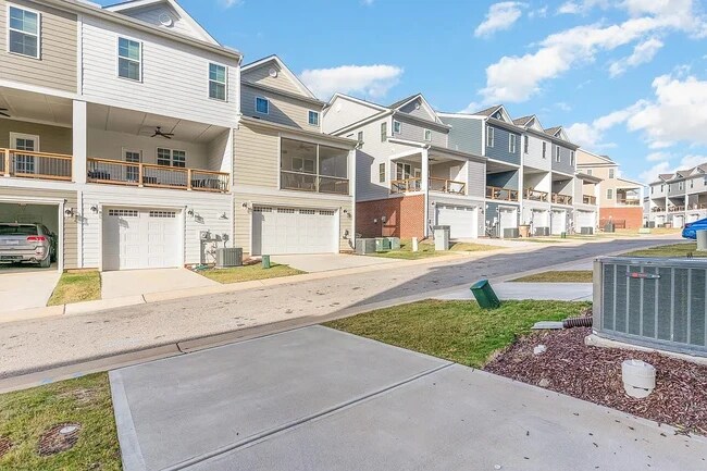 parte trasera de las casas adosadas - 1006 Gateway Commons Cir