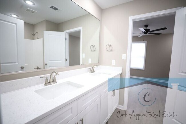 Foto del edificio - Luxury 2 bed 2 bath apartment - brand new construction!! Washer, dryer, internet, cable and utili...