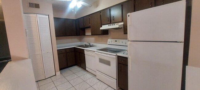 Foto del edificio - 7098 Wildwood Cir
