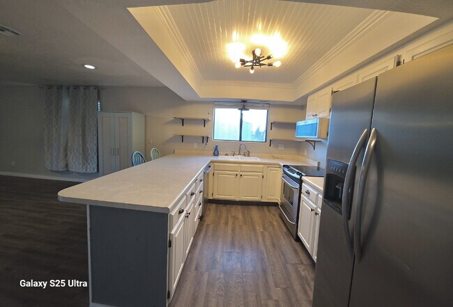 Building Photo - "Charming 2-Bed, 2-Bath Townhouse with Coz...