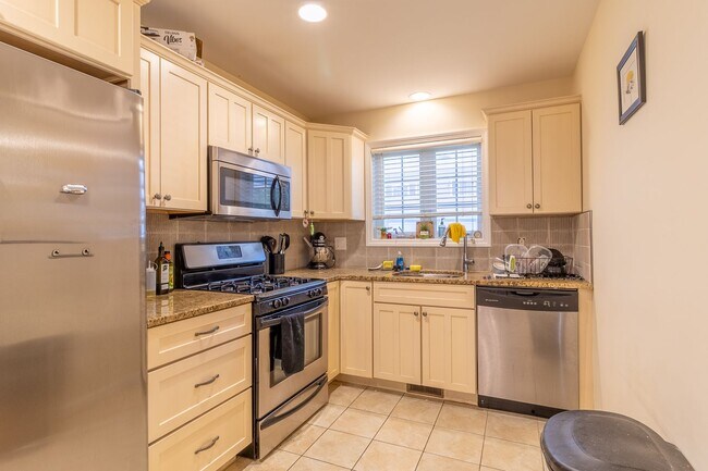 Foto del edificio - Spacious Luxury Multi Level, 2 Bedroom Condo