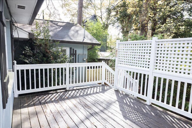 Building Photo - Beautifully Renovated 2/1 in Desirable Gra...