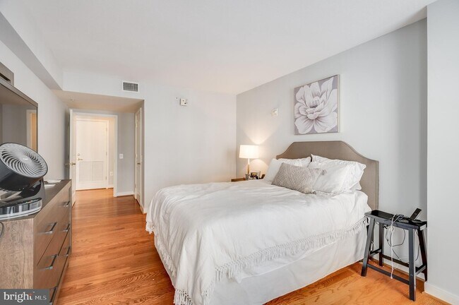 Foto del edificio - 616 E Street NW Unit 321