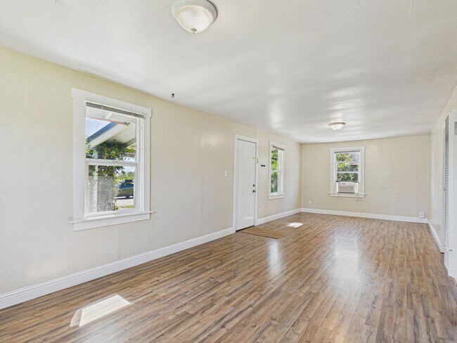 Foto del edificio - 2 bed 1 bath - Beautiful Outdoor Living