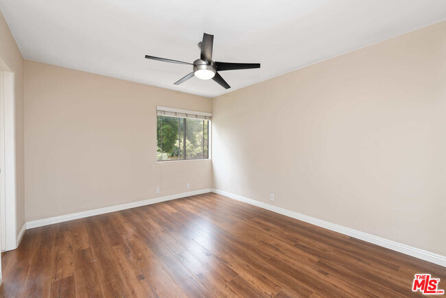 Building Photo - 501 Kings Rd