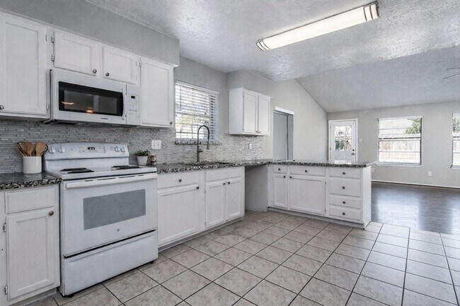 Foto del edificio - 16210 Cypress Point Dr