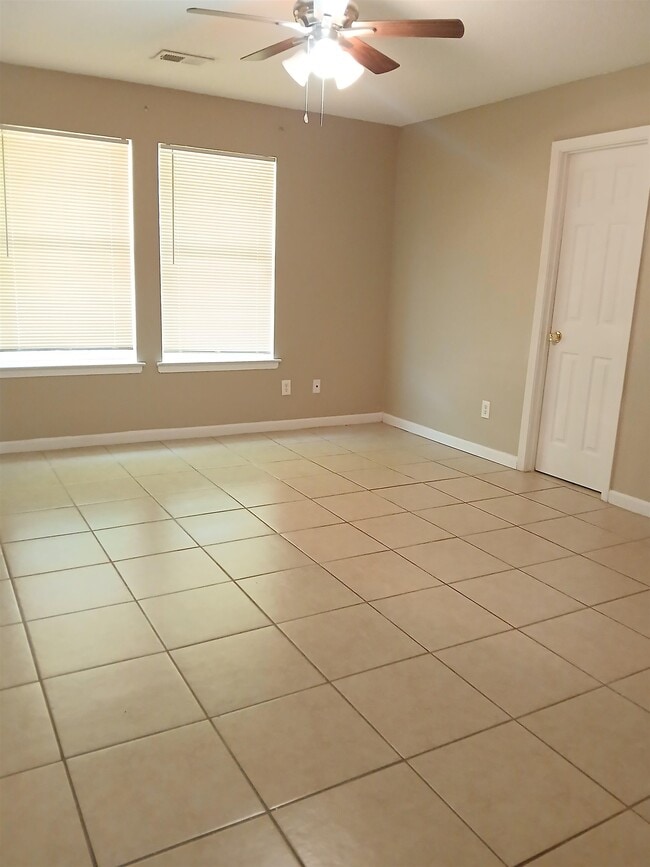 Building Photo - 4866 Royal Run Dr