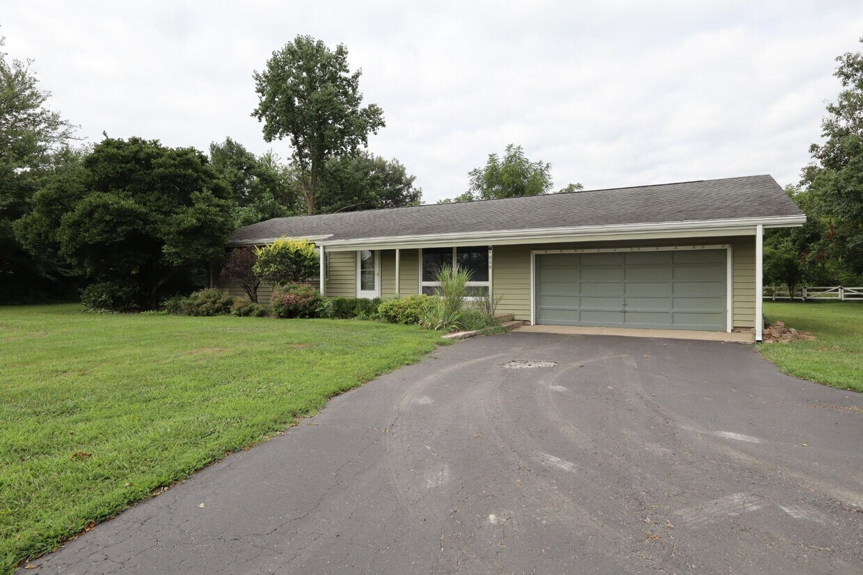 Primary Photo - Three Bedroom Single Family Home in the Co...