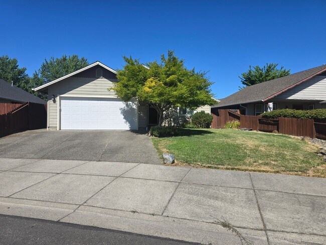 Building Photo - 3 bed 2 bath  Home for Rent in Grants Pass