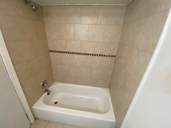Building Photo - 637 Willow Way