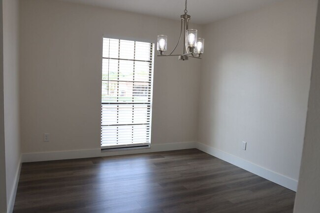 Foto del edificio - 608 Rosemarie Ave