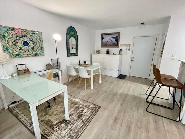 Photo - 3000 Riomar St Apartment