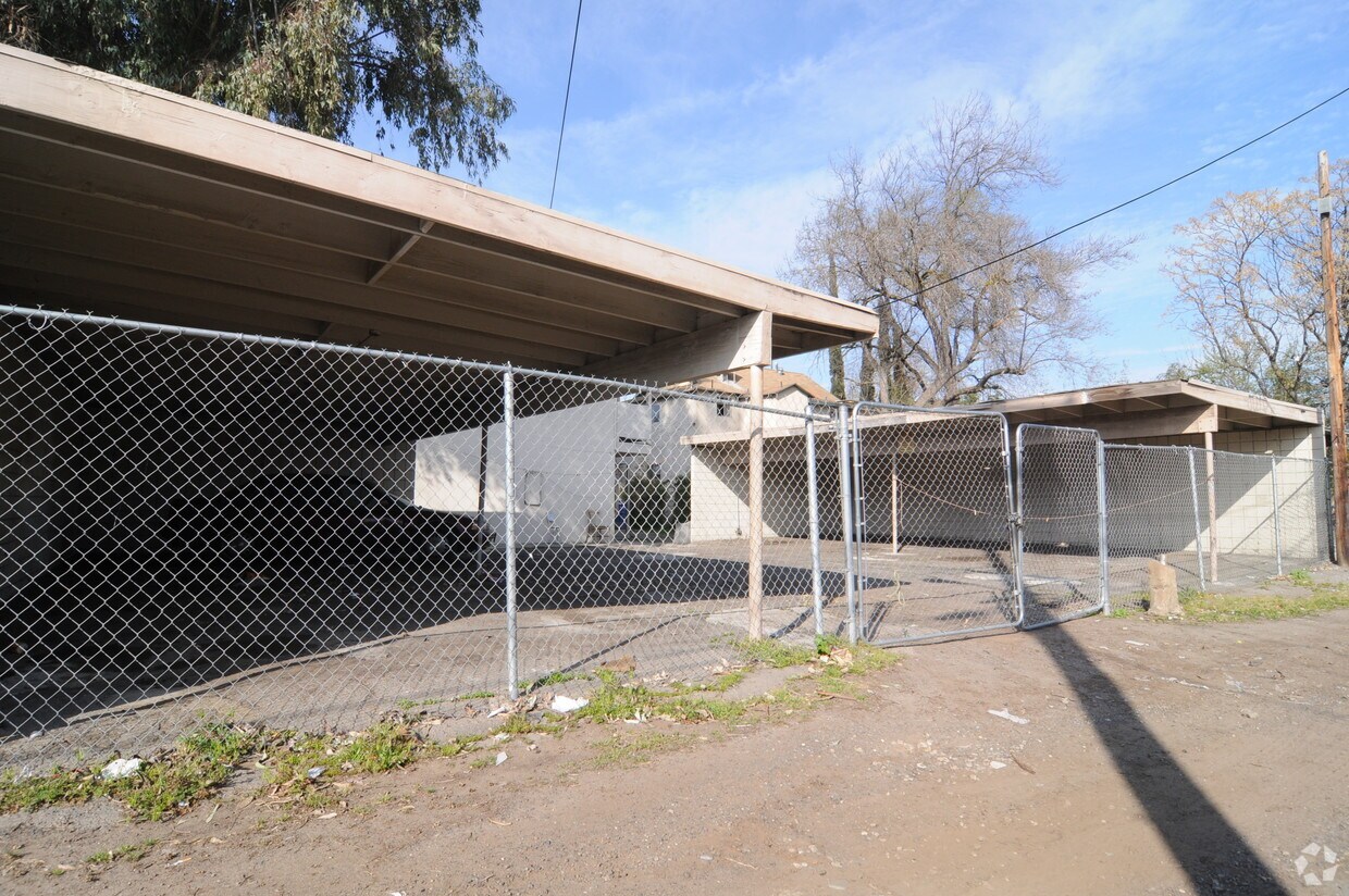 Building Photo - 3020 E Washington Ave