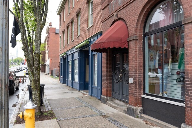 Building Photo - 300 Main St