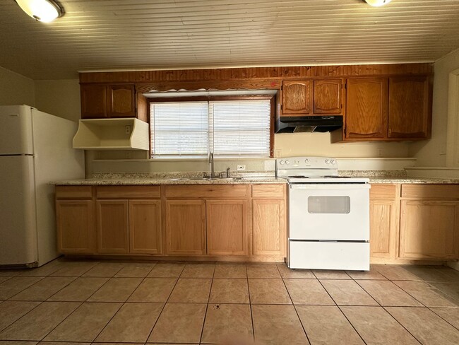 Building Photo - Spacious 5-Bedroom Single Family Home in H...