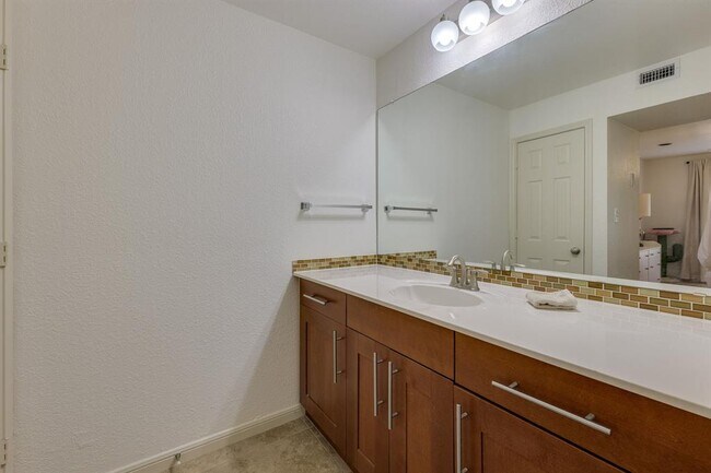 Foto del edificio - 7685 Northcross Dr
