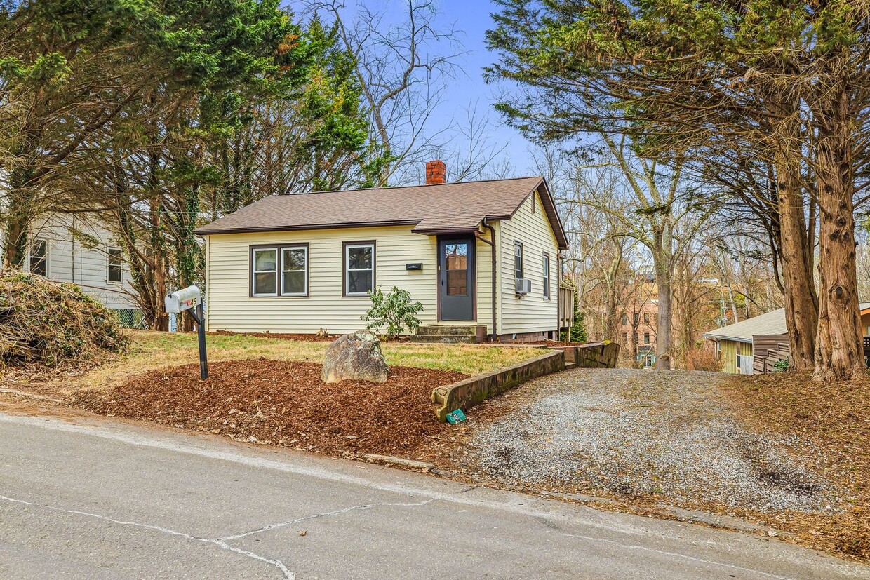 Foto principal - Cozy West Asheville 2-Bedroom Near Haywood...