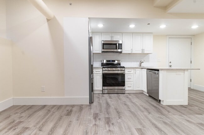 Building Photo - 24 Peterborough St