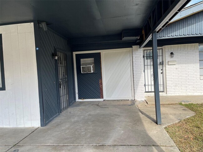 Foto del edificio - 8321 Homewood Ln