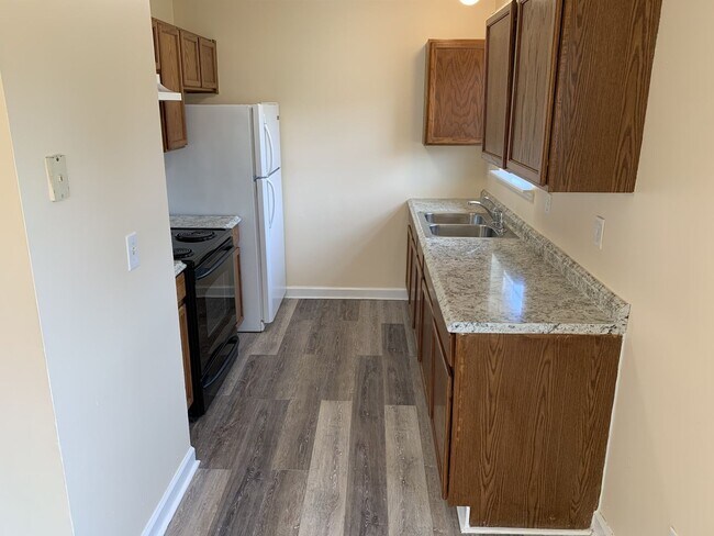 Building Photo - 3 Bed, 1 Bath w/ Wood Look Floors Throughout