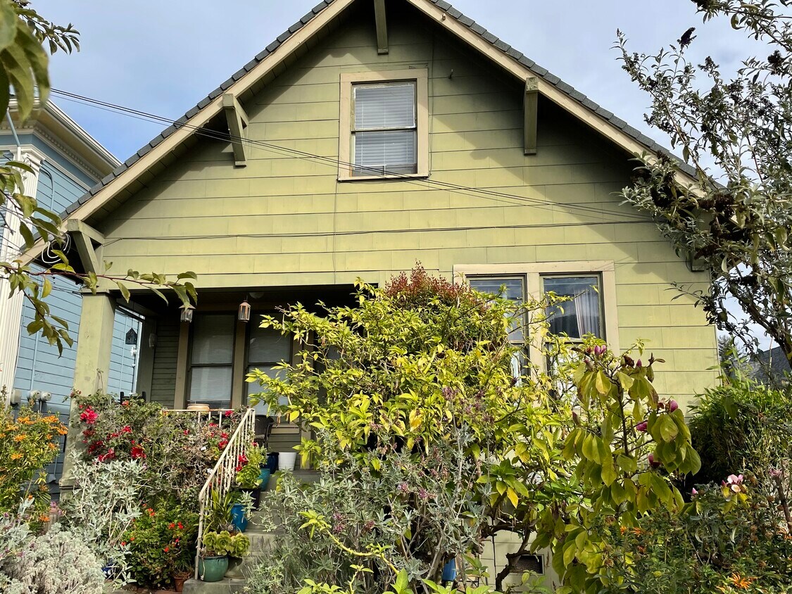 Primary Photo - 28 Yosemite Ave