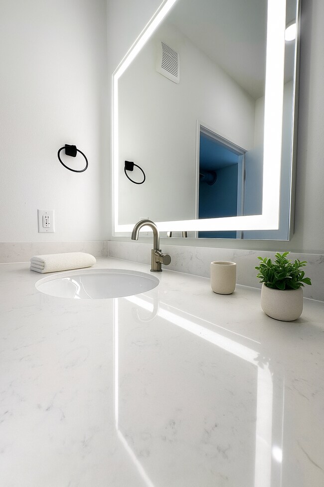 Foto del edificio - Brand New! Two Bed Corner Unit + Fireplace