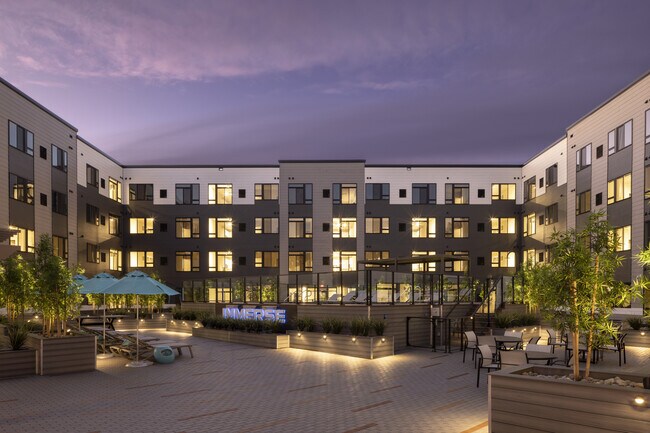 Salón y fogata en el patio - Luxor Lifestyle Apartments Montgomeryville