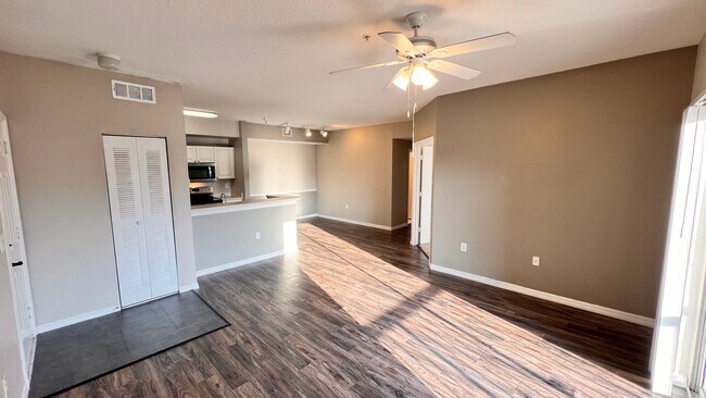 Building Photo - Charming 2-Bedroom Condo for Rent in Metro...