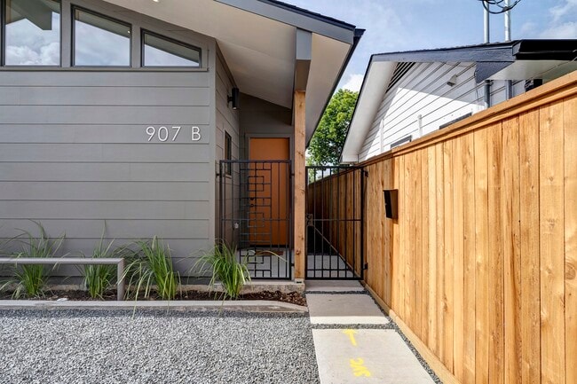 Building Photo - 907 Kern St