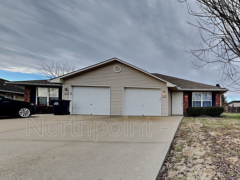 319 NW Woodbury Dr, Grain Valley, MO 64029 Townhome Rentals in Grain
