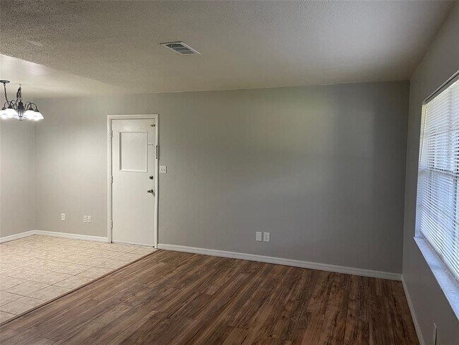 Foto del edificio - 560 Rosedale Ave