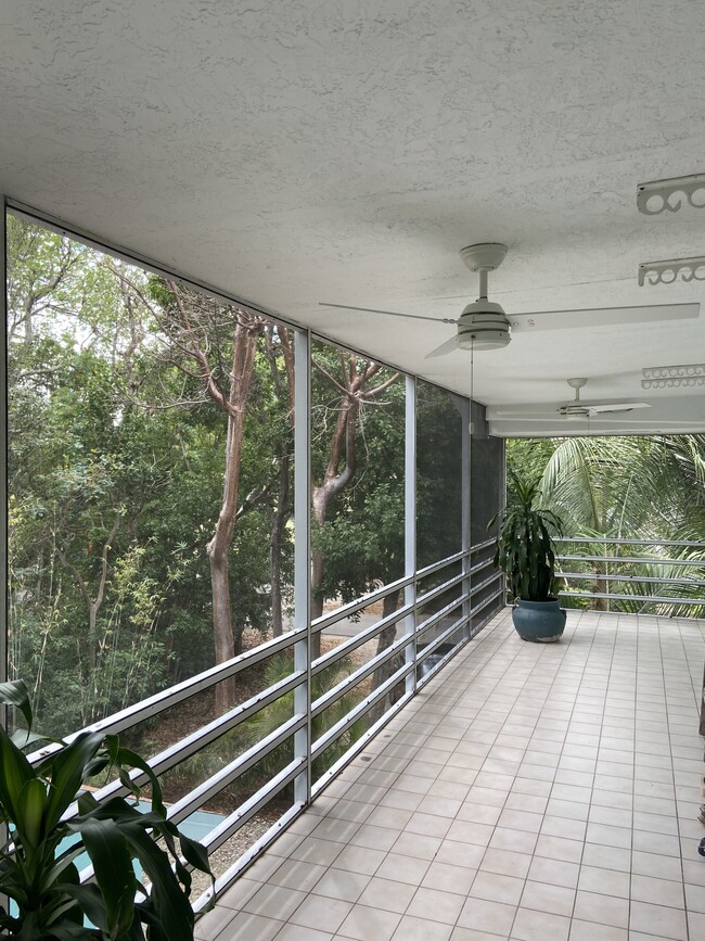 Building Photo - 141 N Bay Harbor Dr