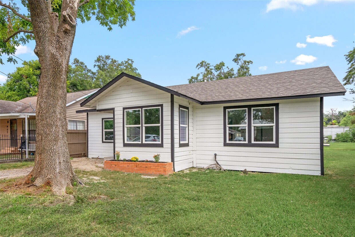 Primary Photo - 909 Knight St