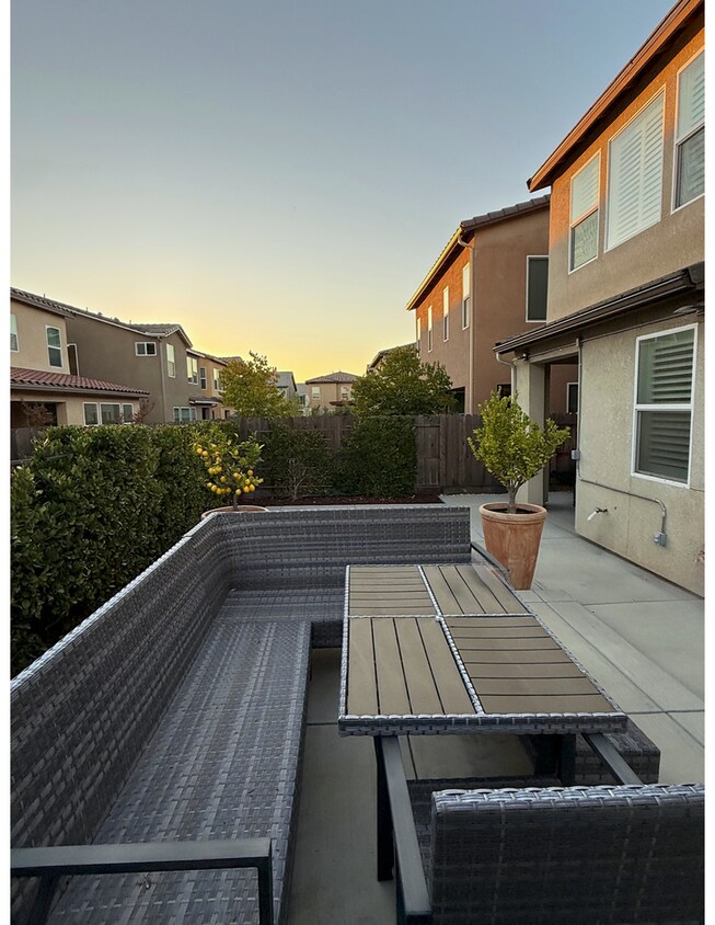 Building Photo - Turnkey Modern Riverstone Home – 3 Bed + L...