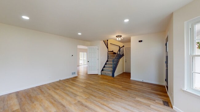 Building Photo - 1913 Barnhill Dr